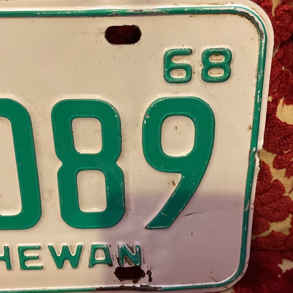 Vintage Rustic pair of 1968 Saskatchewan license Plates - Picture 9 of 13